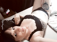 Shaved mature pussy at the hotel